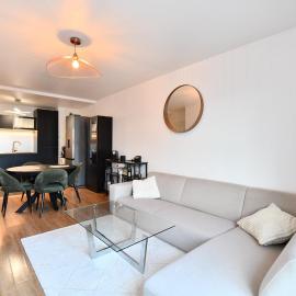 Elegant Apartment with Balcony Near Paris & TGV, отель в городе Шийи-Мазарен
