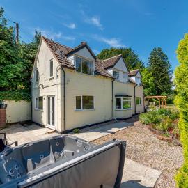 Rose Cottage Hot Tub Garden in Shropshire - Pass the Keys