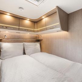 Urlaub im Luxus Wohnwagen statt Ferienwohnung - mit Badezimmer, Vorzelt und Garten - Urlaub auf Rügen am Naturstrand in der Nähe des Kap Arkona, hotel a Dranske
