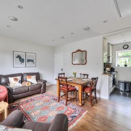 Bright Esher Home with Free Parking - Pass the Keys