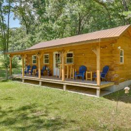 Near Trails, Lakes, Parks! Country Cabin, hotell sihtkohas Black River Falls