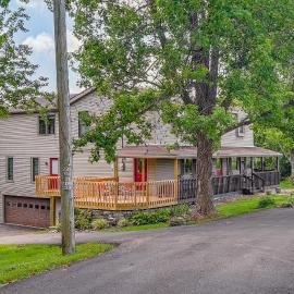Sprawling Bluegrass Country Retreat Near Danville!, hotel in Danville