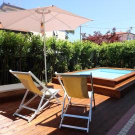 Casamare 5 adulti 2 camere 2 Bagni Piano terra Piscina idromassaggio, hotel in Marina di Massa