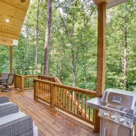 Cabin Retreat w/ Hot Tub Near Downtown Helen!، فندق في هيلين