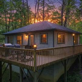 Honey Ridge Forest Retreat、South Bloomingvilleのホテル