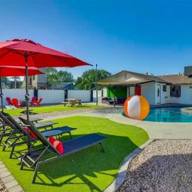 Desert Retreat w/ Pool Near Dtwn Tempe & ASU, hotel v destinácii Tempe