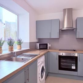 3BR Home for Contractors with Garden & Street Parking
