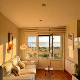 Apartamento Sandy - wifi, ascensor, vistas al Mar,Amplio y Acogedor, hotell sihtkohas Laxe