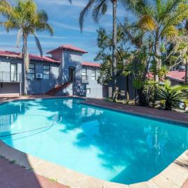 Boutique Hotel-Style 8-Br Haven in Ferndale