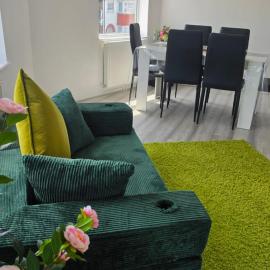 Spacious 2-Bedroom Flat Near Gidea Park Station, hotel in Romford