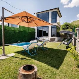 4-Deluxe Villa with Heated Private Pool, hotelli kohteessa Tavşancıl