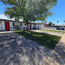 Remodeled 3BR Home for 8 with private Yard & Parking, ξενοδοχείο στο Φοίνιξ