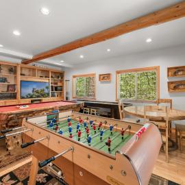 Bearfoot Bungalow - Premium and spacious home close to the National Forest and The Village!, hotel in Big Bear Lake