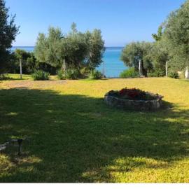 SeaStone BEACHFRONT House Chalkidiki, хотел в Мола Калива
