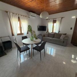 The Mulberry House Seaside - Beachfront Holiday Home, hotel Paleópoliban