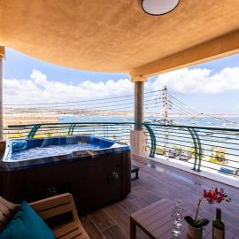 Luxury 3-Bed Seafront Apt-Mellieħa Bay-Jacuzzi