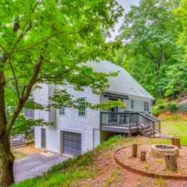 Near Helen, Waterfalls & Hiking! Quiet Mtn Retreat, hotell i Cleveland