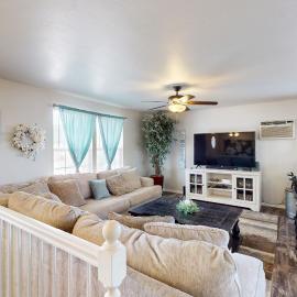 History, Hikes & Cozy Nights: Parowan Gem w/ Deck!, hotel en Parowan