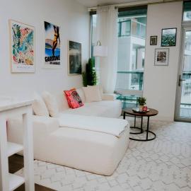 Luxury 2BR Apartment with Pool, Balcony & Parking, מלון בCambridge