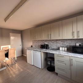 The Snuggle Spot 3 Bed Apartment above shops - Free Wifi and Netflix and Free Parking