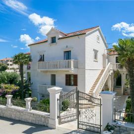 Apartments with parking space Supetar, Brac - 18307, hôtel à Supetar