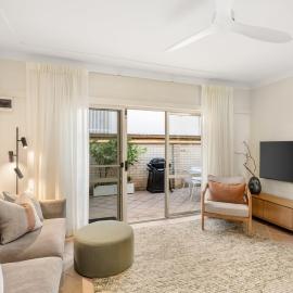 B's Beach House - Beachfront