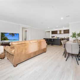 Comfy Premium 4BR Near Airport, Cafes & Amenities
