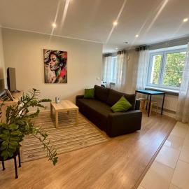 Central Location Apartment with Wide Bath