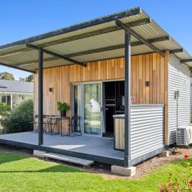 Trackside Tiny Home، فندق في أوغوستا