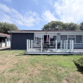Homely Chalet On A Brilliant Holiday Park In Lowestoft Ref 12004B, hotel sa Lowestoft