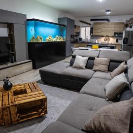 Stylish & Modern Home in Luqa Central Malta, hotel em Luqa