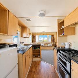 Cosy caravan at Broadland Sands Holiday Park, Suffolk ref 20159BS, hotel v destinácii Corton