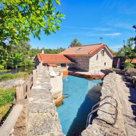 Charming villa in Segões with a private pool โรงแรมในSegões