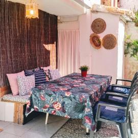 Charming House in El Poyo del Cid with Garden and Terrace, hotel in El Poyo