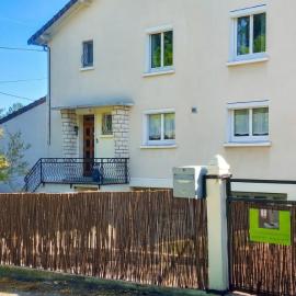 Maison Cosy avec Terrasse à Vallenay, hotell sihtkohas Vallenay