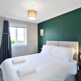 Family & Contractor Stay - Parking - Nr Edinburgh, hotel in Livingston