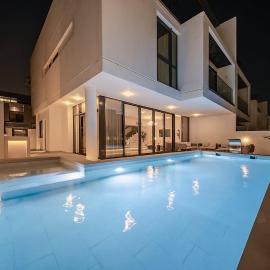 Blausee Beachfront Villa with Private Pool, Hotel in Al Ḩamrīyah