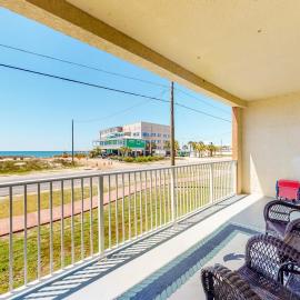 Ocean view condo with central AC WiFi washer&dryer access to pool hot tub, hotel in Mexico Beach