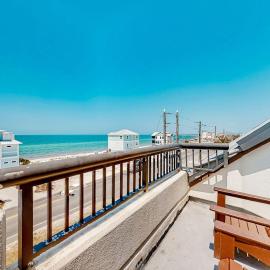 Renovated oceanfront condo with lanai pool hot tub & view - snowbird-friendly, hotel v destinaci Mexico Beach