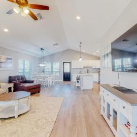 Serene home with grill patio deck & kitchen - snowbird friendly – hotel w mieście Mexico Beach