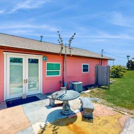 Lovely home close to beach with patio central AC full kitchen washer&dryer