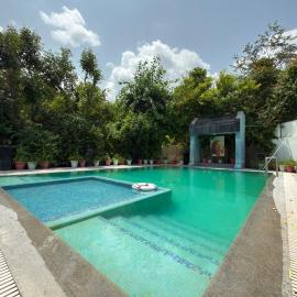 JIMOJI FOREST VILLA 966O9O1OO6 ULTIMATE 5BHK WITH INFINITY POOL JUST 6km FROM Shreenathji Temple By SK, hotel v destinaci Nāthdwāra