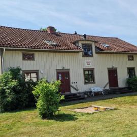 Sjötorps Säteris Bed & Breakfast Flygeln, hotel en Larv