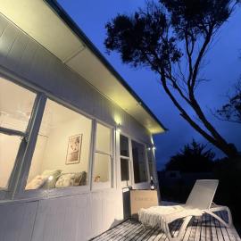 Escape to this renovated Mornington coastal home，拉伊的飯店