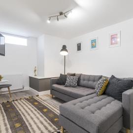 Charming Two Bed - Two Bath Apt (25KM), Hotel in Headingley