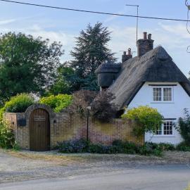 2BR Cottage for up to 2 adults, 2 children & dogs