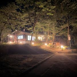 BBQ屋根付き大型ウッドデッキ川のせせらぎを聴きながら贅沢時間ペット同伴OK森と音に癒されるコテージ Rill, hotel v destinácii Nasu