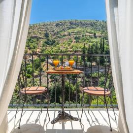 Charming Townhouse in a Whitewashed Village: Sorvilán'da bir otel