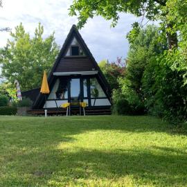 Cozy cottage with mountain view, private garden, hotel in Immenstaad am Bodensee
