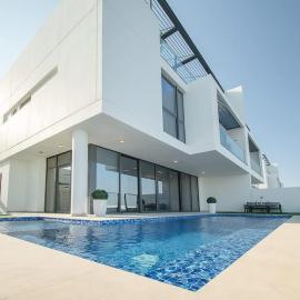 Luxury Villa overlooking sea with private pool, Hotel in Al Ḩamrīyah